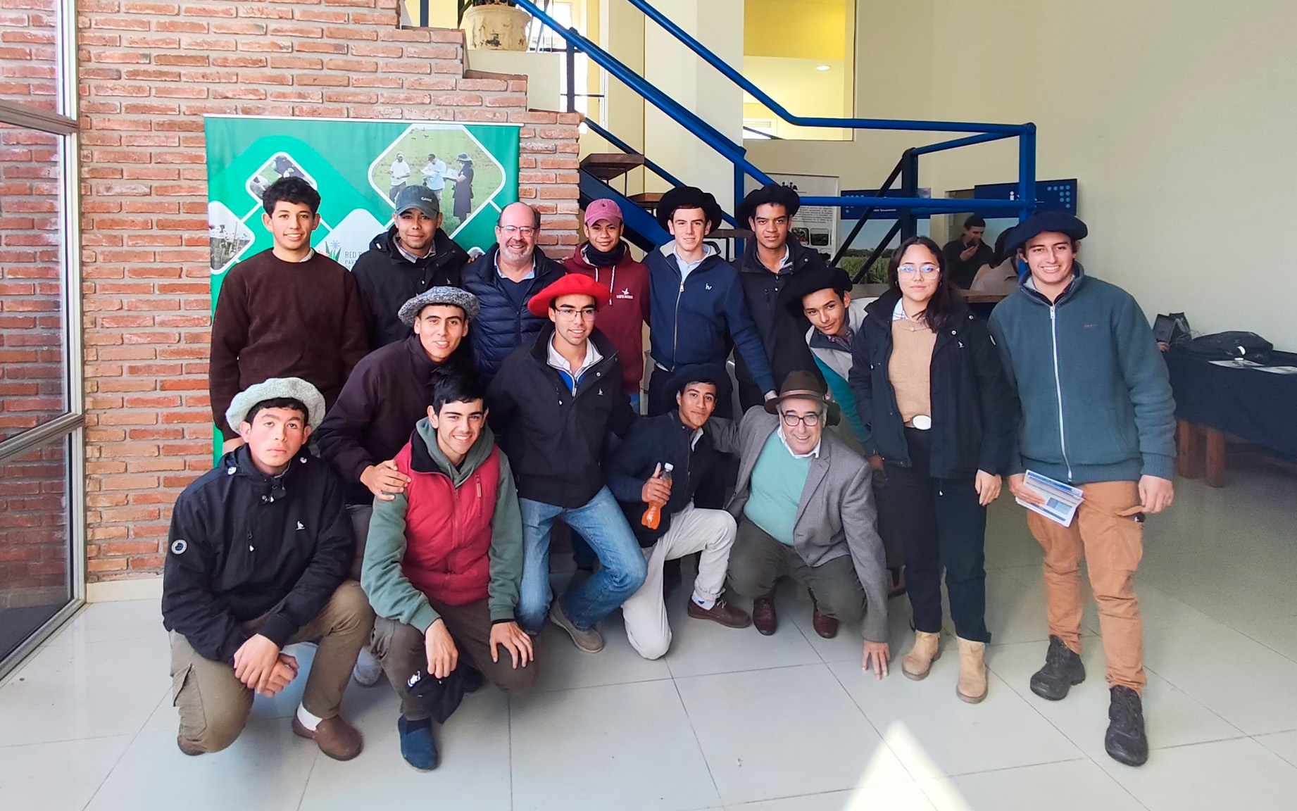 estudiantes con ministro y presidente inia