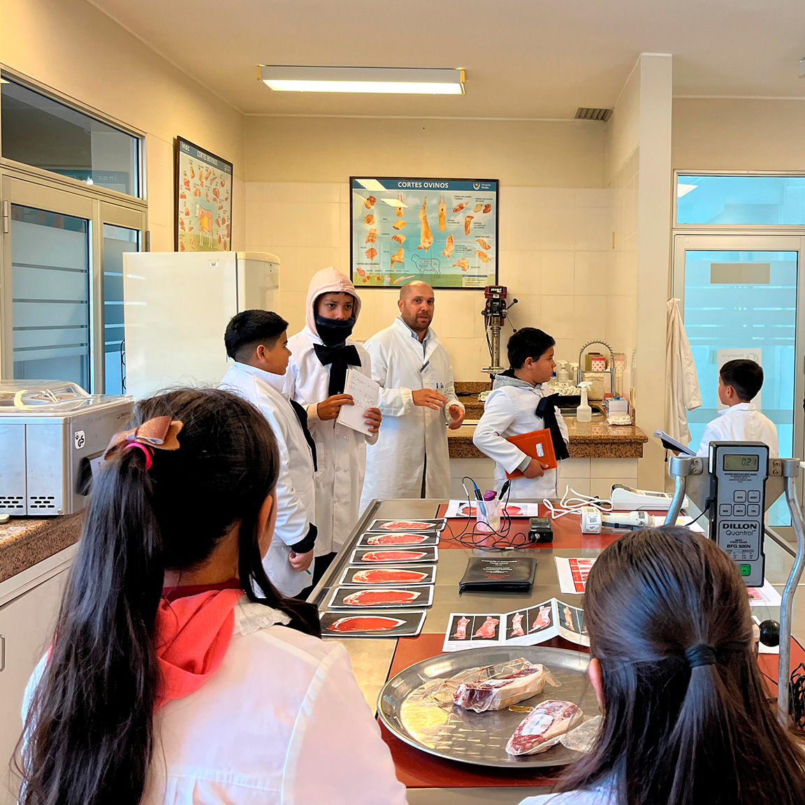 niños en laboratorio de carne