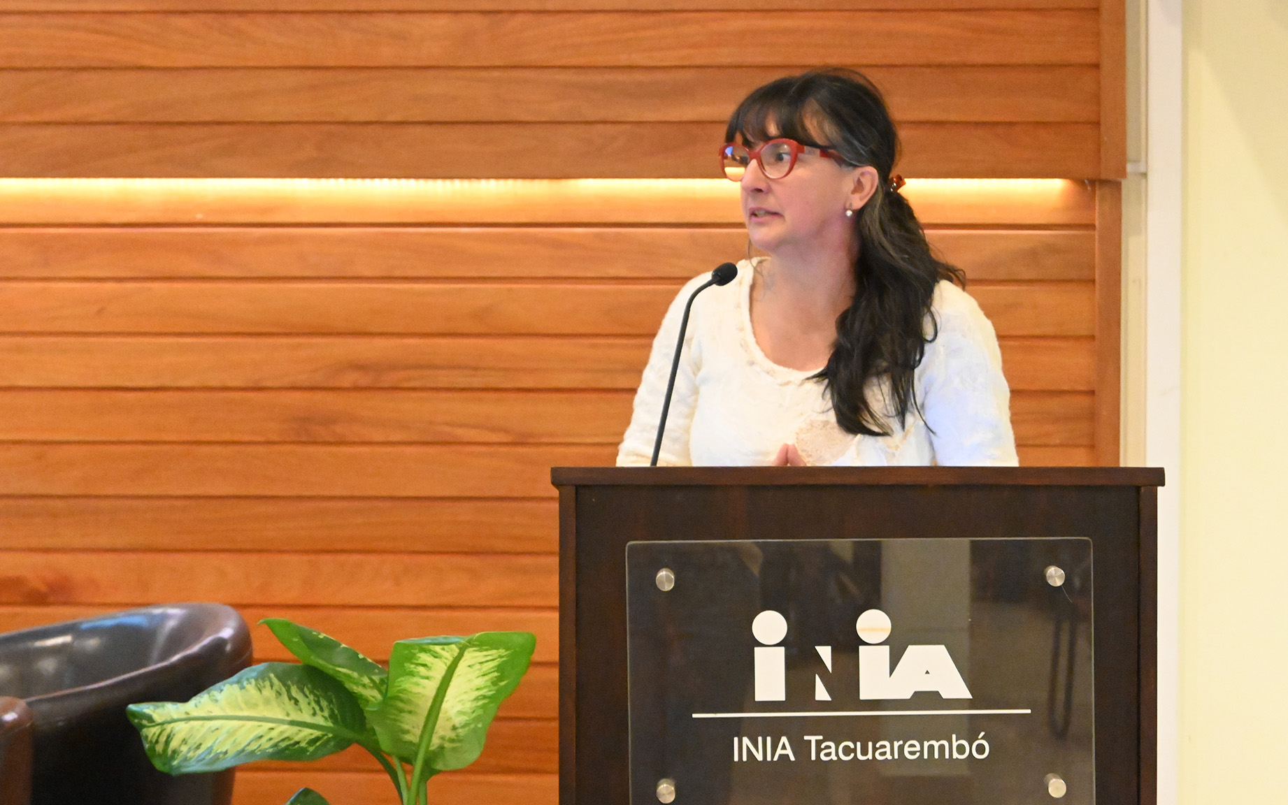 Clara villalba presentando