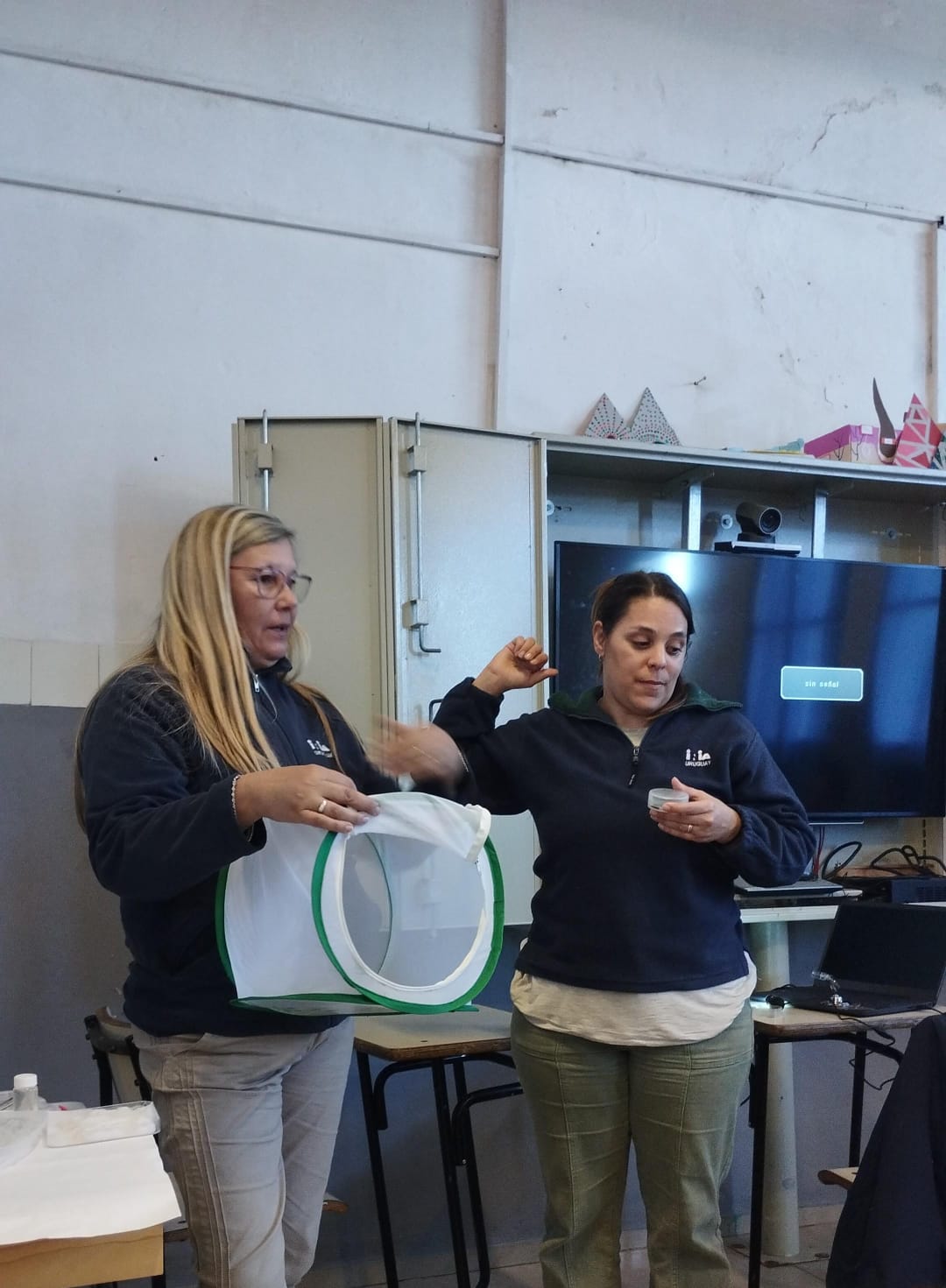 Ximena y Alicia con jaula de cría insectos