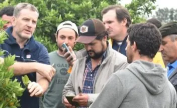 Visita a Chajarí - visitantes recorriendo el campo