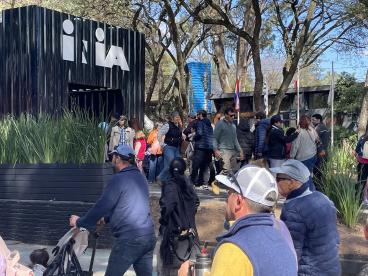 público en stand de INIA