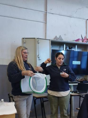 Ximena y Alicia con jaula de cría insectos